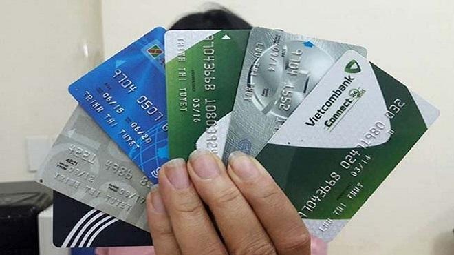 Chủ thẻ chính là chủ tài khoản, được in tên trên thẻ ngân hàng
